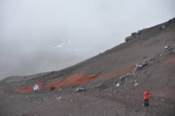 A Ana, a Laura e o Rafa subindo para o refúgio no vulcão Cotopaxi, no Equador